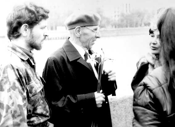 На фото: В.А. Кузнецов с поисковиками. Москва, 9 Мая 1994 года