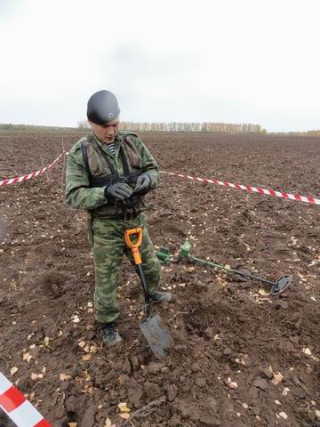 Обследование места падения самолета.
