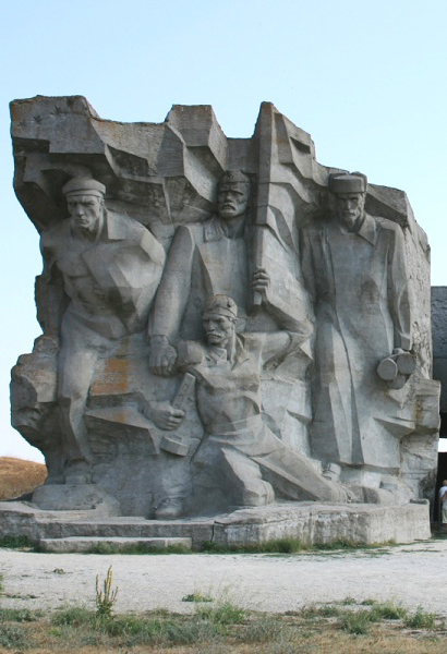 Архитектурная композиция у входа в музей обороны Аджимушкайских каменоломен.