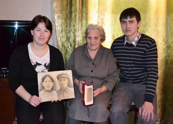 В.Хузахметова и А.Винокуров с дочерью воина Марией Петровной Киселевой. В.Хузахметова и А.Винокуров с дочерью воина Марией Петровной Киселевой.