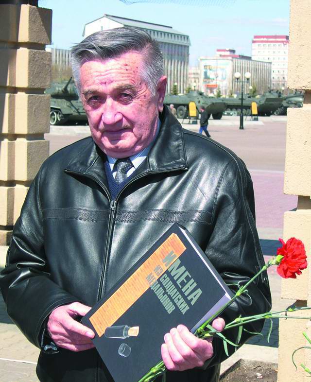 Генерал-майор Юлашев Ахат Гайнуллович. Генерал-майор Юлашев Ахат Гайнуллович.