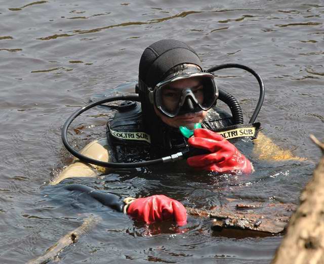 Поисковики клуба «Бентос» работают в водах реки Лучеса на местах боев в Республике Беларусь. Поисковики клуба «Бентос» работают в водах реки Лучеса на местах боев в Республике Беларусь.