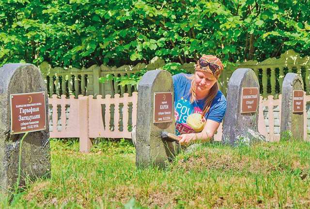 Газета "Отечество", сентябрь 2014 г. На кладбище г.Слоним. Газета "Отечество", сентябрь 2014 г. На кладбище г.Слоним.