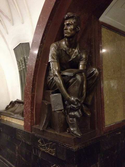 Газета "Отечество", декабрь 2014 г. Скульптура на станции метро «Площадь революции». Газета "Отечество", декабрь 2014 г. Скульптура на станции метро «Площадь революции».