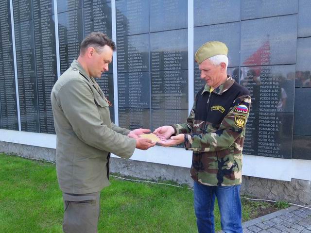 Передача останков и смертного медальона К.В.Шевкуна красноярскому отряду «Витязь». 2016. Передача останков и смертного медальона К.В.Шевкуна красноярскому отряду «Витязь». 2016.