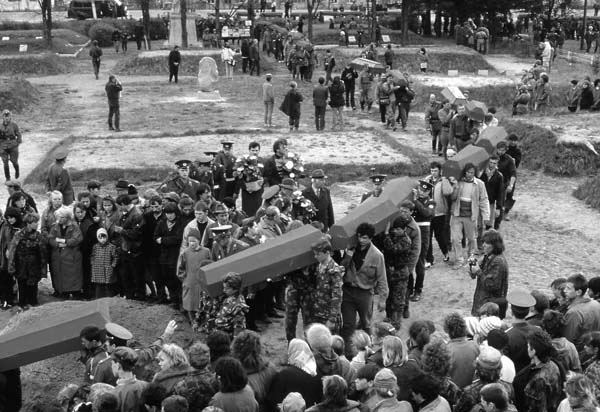 Захоронение останков советских воинов на воинском кладбище д.Мясной Бор Новгородской области. 1997 год. Фото А.И.Орлова.