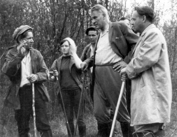 Николай Иванович Орлов (слева) и писатель Сергей Сергеевич Смирнов (2-й справа) в «Долине смерти». Новгородская область. 1968 год. Фото и.Савиновой.