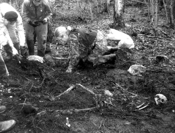 Солдат на поле боя так и лежал непохороненным, пока через полвека его не нашли поисковики.