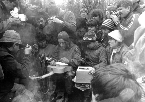 Волнующий момент – открывается солдатский медальон. В середине – Александр Иванович Орлов. Новгородская область. 1987 год.