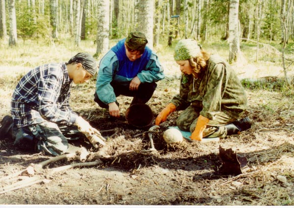 … тут до сей поры земля выталкивает кости.