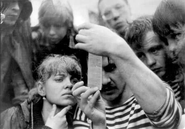 "Снежный десант" истфака КГУ. Чтение медальона. Гжатск, Смоленская область. 1988 год.