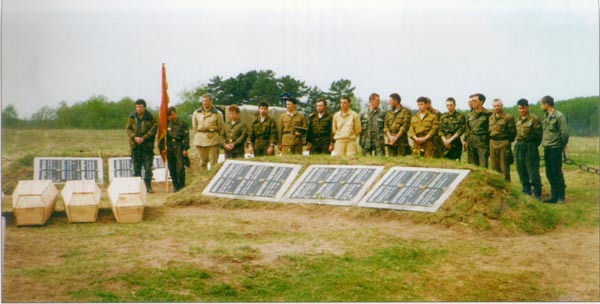 Воинское кладбище «Большое Устье», Калужская область. 1995 год. Личный состав поисковых центров «Судьба» (Москва) и «Искатель» (Тамбов). Фото из книги С.И.Садовникова «Поиск, ставший судьбой»