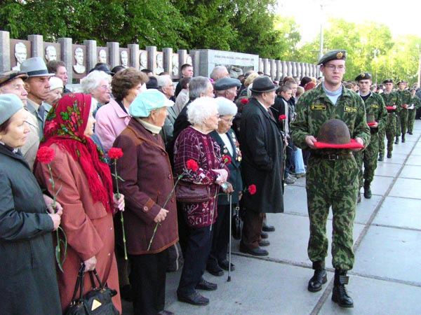 Торжественное вручение родственникам личных именных вещей красноармейца П.Я.Емельянова. г.Сыктывкар. 2003 год.