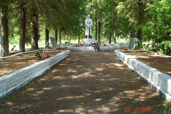 Захоронение останков советских воинов на воинском кладбище д.Чудской Бор Тосненского района Ленинградской области. 2003 год. Фото А.Коноплева.