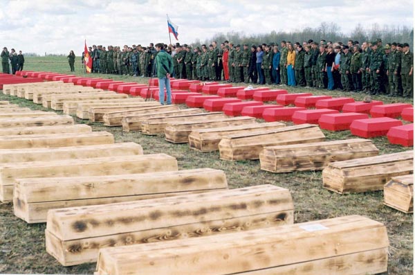 Захоронение останков советских воинов на воинском кладбище д.Чудской Бор Тосненского района Ленинградской области. 2003 год. Фото А.Коноплева.
