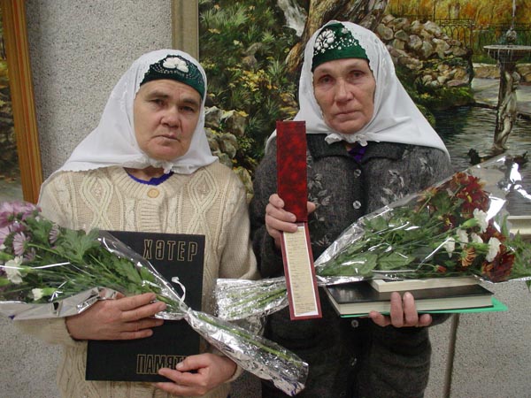 Во время «Марша Памяти» по районам Татарстана медальон красноармейца Г.Х.Хисамиева вручен его племянницам. г.Нижнекамск. 2004 год. Фото А.Лишафа.