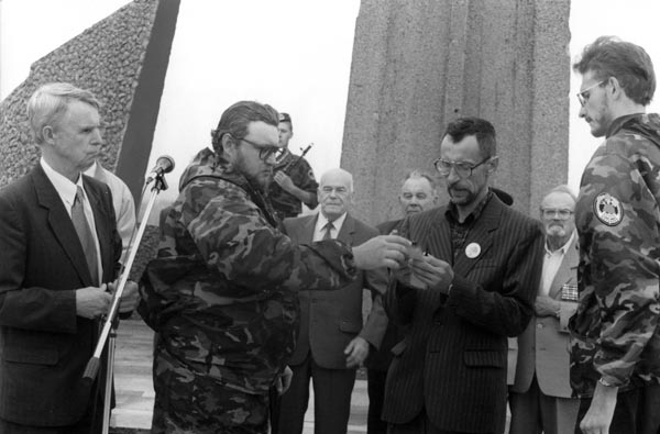 Торжественное вручение медальона красноармейца Н.И.Аншукова его внуку. Мемориал «Московская Гора». г.Зубцов, Тверская область. 2002 год. Фото из архива МРОО «Архивно-поисковая группа «Броня», г.Саранск.