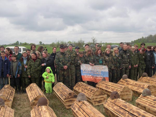 Захоронение останков советских воинов на воинском кладбище д.Чудской Бор Тосненского района Ленинградской области. 2004 год. Фото А.Коноплева.