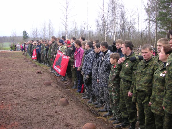 Захоронение останков советских воинов на воинском кладбище д.Чудской Бор Тосненского района Ленинградской области. 2005 год. Фото А.Коноплева.