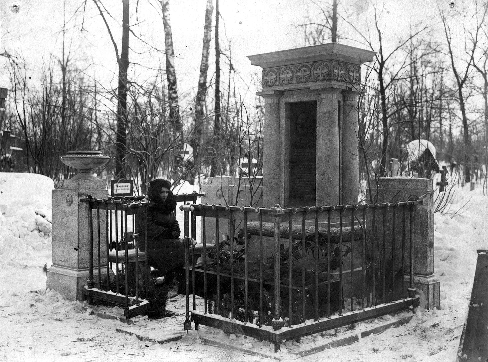 Могила В.М.Петлякова и экипажа самолета Пе-2 2-го авиаполка дальней разведки ГК РККА. 1942 г. Могила В.М.Петлякова и экипажа самолета Пе-2 2-го авиаполка дальней разведки ГК РККА. 1942 г.