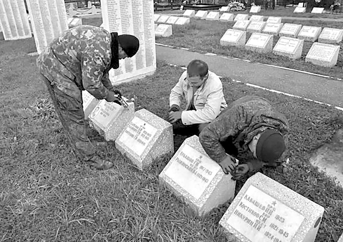 Нанесение знака об охране государством воинских захоронений на территории РТ в рамках проекта «Сохранение наследия». 2015 г. Нанесение знака об охране государством воинских захоронений на территории РТ в рамках проекта «Сохранение наследия». 2015 г.