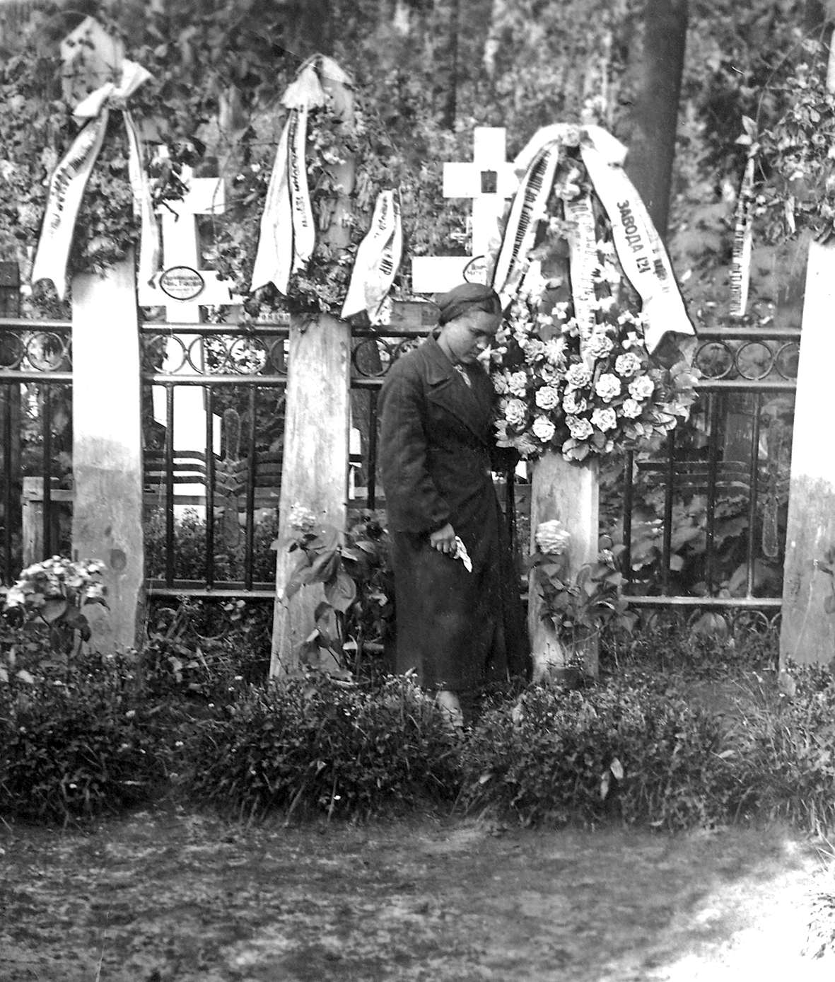 Жена Александра Лапко на Арском кладбище у могилы мужа. 1942 г. Жена Александра Лапко на Арском кладбище у могилы мужа. 1942 г.
