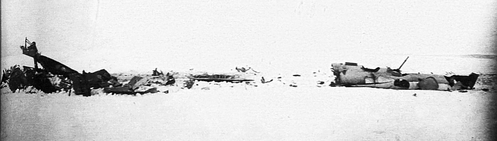 Фотография из акта расследования катастрофы двух самолетов Пе-2 72-го СБАП. 3 марта 1942 года. Фотография из акта расследования катастрофы двух самолетов Пе-2 72-го СБАП. 3 марта 1942 года.