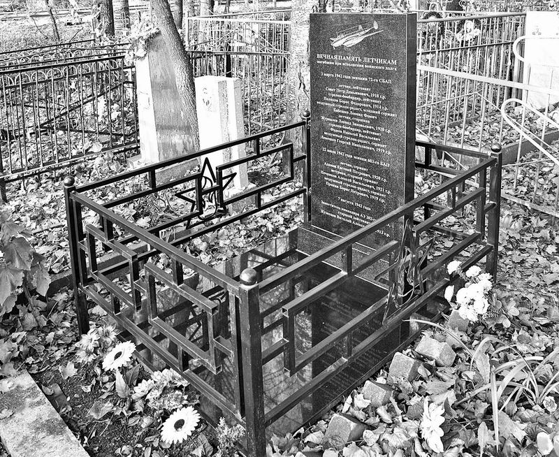 Могила летчиков в с.Кощаково. Могила летчиков в с.Кощаково.