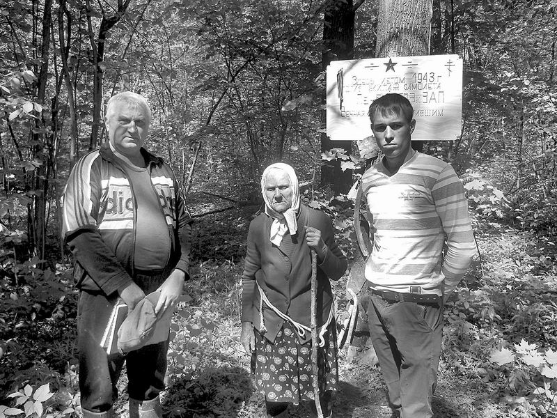 Жители с.Кощаково П.С.Антонов, В.М.Антонова и поисковик А.Камзолов. Жители с.Кощаково П.С.Антонов, В.М.Антонова и поисковик А.Камзолов.