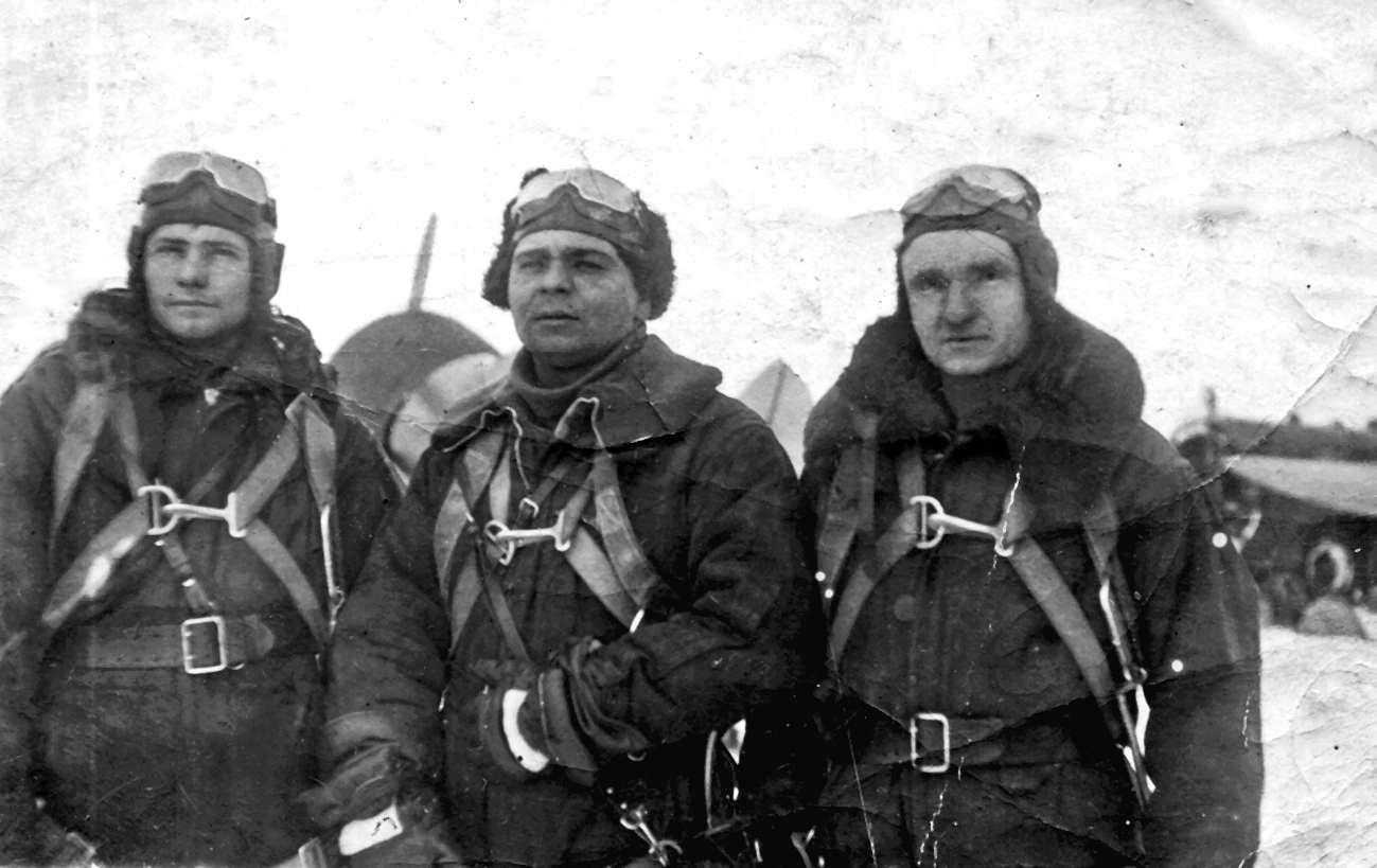Андрияшкин П.М. с боевыми товарищами на аэродроме (крайний слева). Андрияшкин П.М. с боевыми товарищами на аэродроме (крайний слева).
