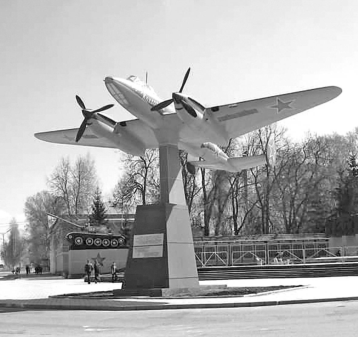 г.Бугульма. Самолет Пе-2. г.Бугульма. Самолет Пе-2.