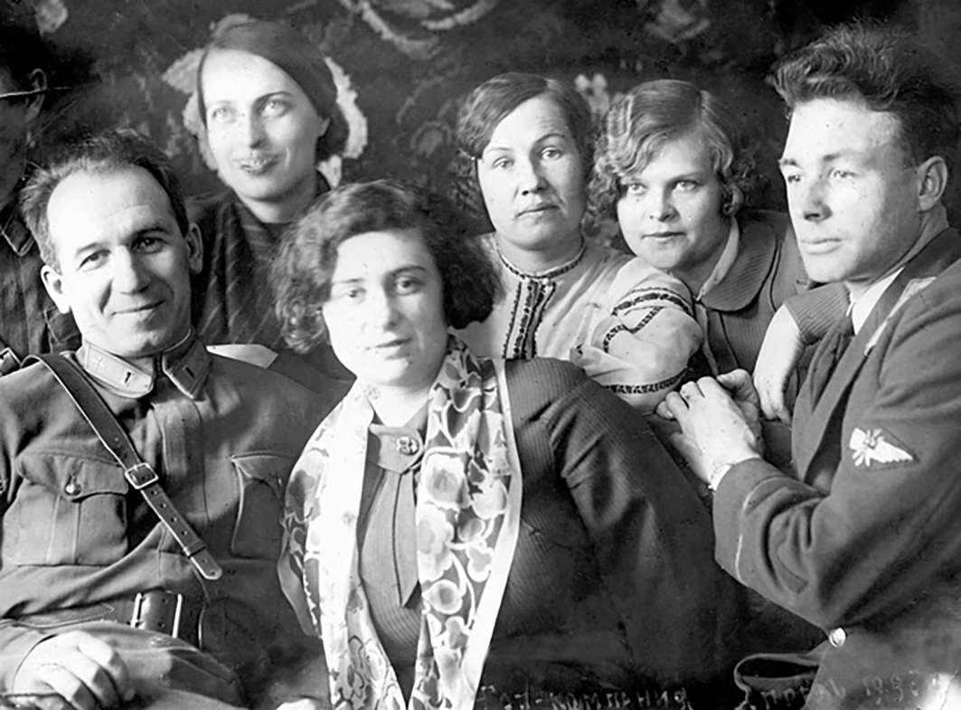 Иванов А.Д. (слева) в кругу друзей-летчиков, рядом жена Валентина Михайловна Иванова (Семихатова). Иванов А.Д. (слева) в кругу друзей-летчиков, рядом жена Валентина Михайловна Иванова (Семихатова).