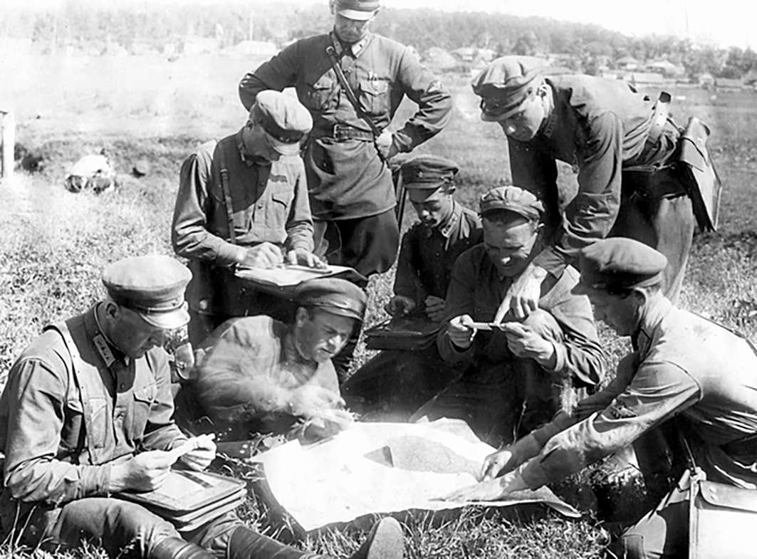 На аэродроме. Иванов А.Д. стоит в центре. На аэродроме. Иванов А.Д. стоит в центре.