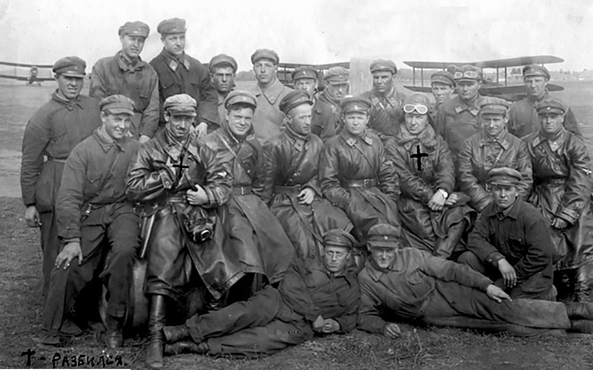 Отряд летчиков-испытателей. Крестиками Иванов А.Д. помечал на фотографии погибших товарищей. 1930-е годы. Отряд летчиков-испытателей. Крестиками Иванов А.Д. помечал на фотографии погибших товарищей. 1930-е годы.