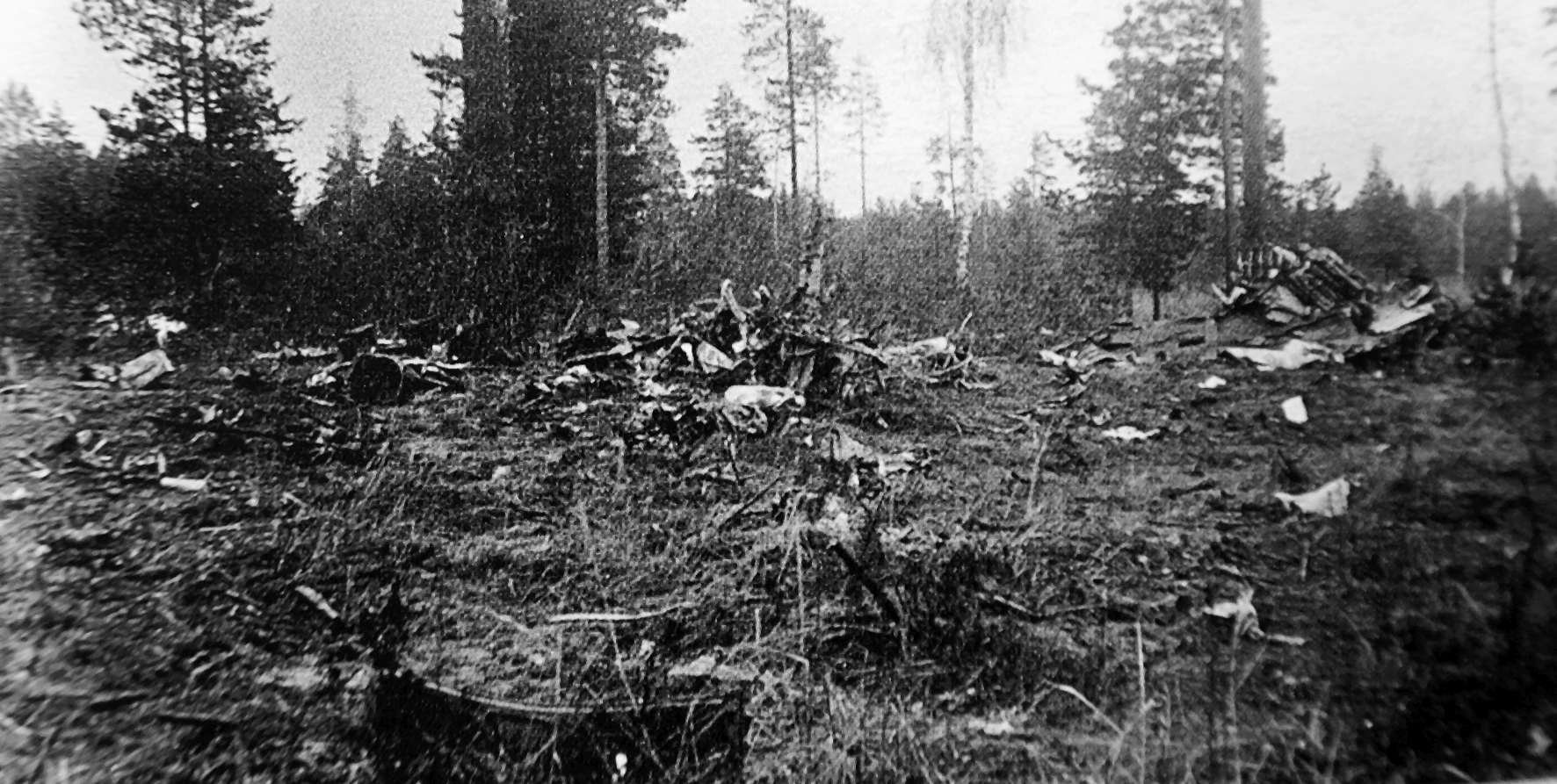 Фотография из акта расследования катастрофы самолета Пе-2 Варавки А.П. Фотография из акта расследования катастрофы самолета Пе-2 Варавки А.П.