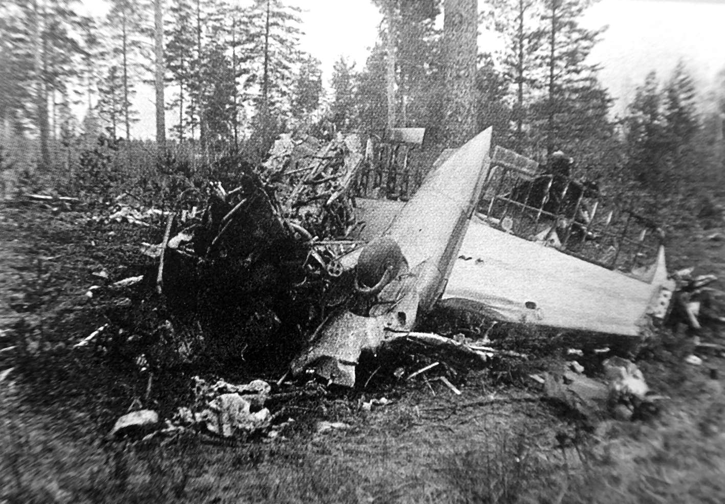 Фотография из акта расследования катастрофы самолета Пе-2 Варавки А.П. Фотография из акта расследования катастрофы самолета Пе-2 Варавки А.П.