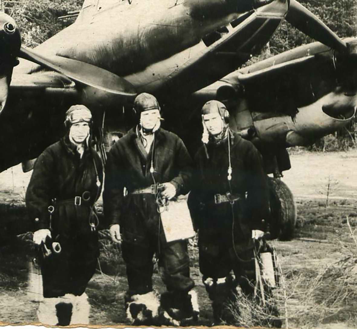 Экипаж самолета Пе-2 11 ОРАП. Калининский фронт, март 1943 г. Экипаж самолета Пе-2 11 ОРАП. Калининский фронт, март 1943 г.