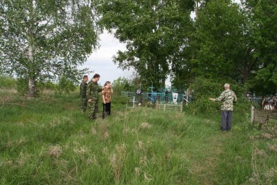 Местные жители показывают предполагаемое место могилы. Местные жители показывают предполагаемое место могилы.