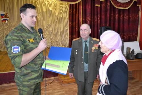 Вручение медальона сестре солдата Вручение медальона сестре солдата