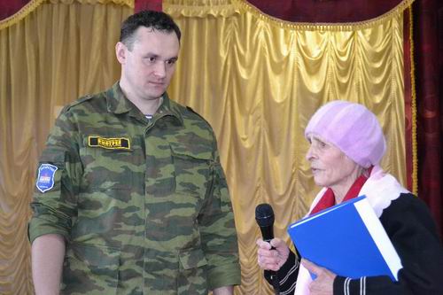 Вручение медальона сестре солдата Вручение медальона сестре солдата