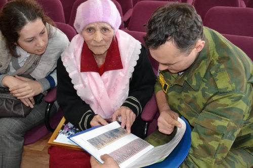 Вручение медальона сестре солдата Вручение медальона сестре солдата