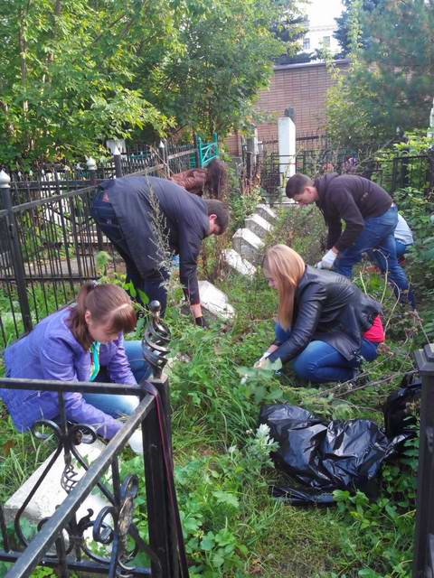 Уборка территории воинских захоронений на Арском кладбище Казани. Уборка территории воинских захоронений на Арском кладбище Казани.