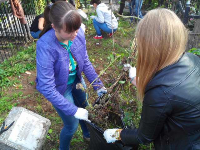 Уборка территории воинских захоронений на Арском кладбище Казани. Уборка территории воинских захоронений на Арском кладбище Казани.