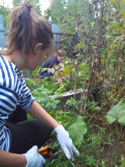 Уборка территории воинских захоронений на Арском кладбище Казани. Уборка территории воинских захоронений на Арском кладбище Казани.