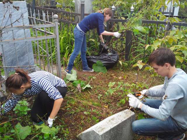 Уборка территории воинских захоронений на Арском кладбище Казани. Уборка территории воинских захоронений на Арском кладбище Казани.