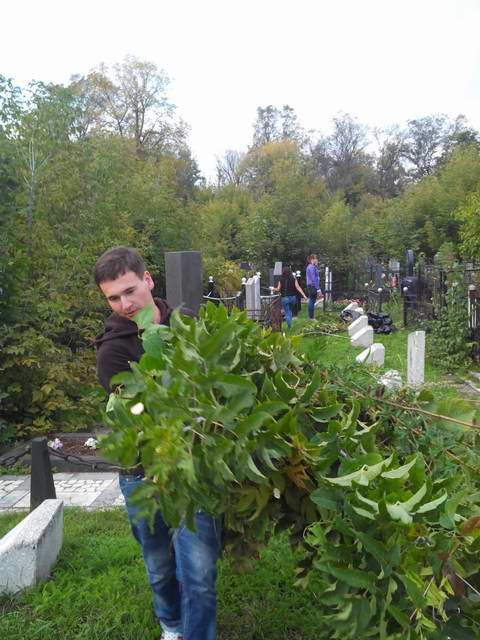 Уборка территории воинских захоронений на Арском кладбище Казани. Уборка территории воинских захоронений на Арском кладбище Казани.