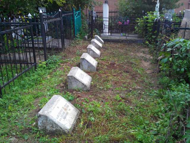 Уборка территории воинских захоронений на Арском кладбище Казани. Уборка территории воинских захоронений на Арском кладбище Казани.