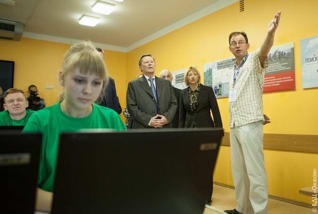 Руководитель ВИПЦ "Отечество" А.Коноплев рассказывает С.Иванову о применении информационных технологий в поисковой работе. Руководитель ВИПЦ "Отечество" А.Коноплев рассказывает С.Иванову о применении информационных технологий в поисковой работе.