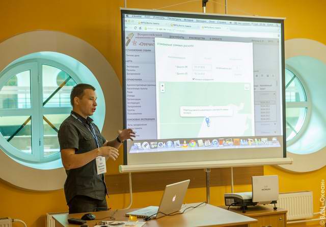 Специалист ВИПЦ "Отечество" А.Фатыхов показывает юным поисковикам возможности сайта ВИПЦ. Специалист ВИПЦ "Отечество" А.Фатыхов показывает юным поисковикам возможности сайта ВИПЦ.