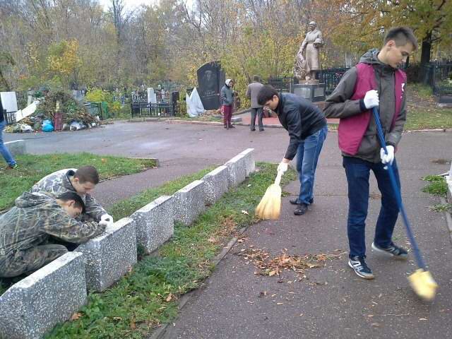 Уборка воинских захоронений на кладбищах в Республике Татарстан. Уборка воинских захоронений на кладбищах в Республике Татарстан.